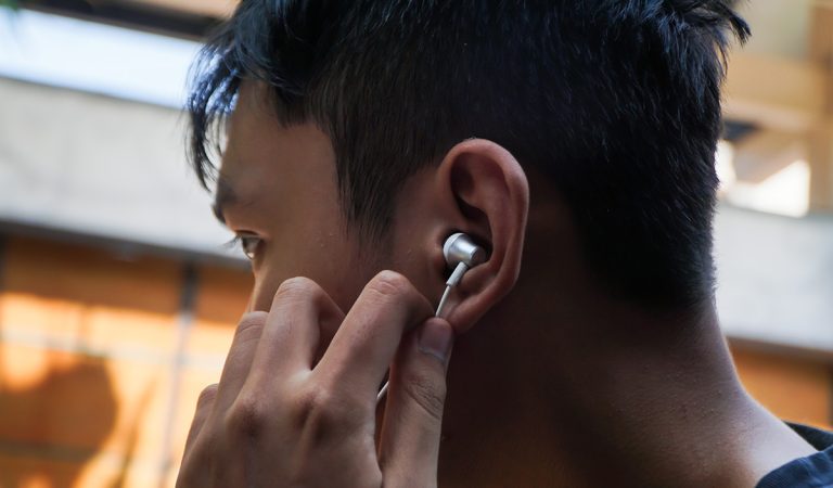 ucho sluch uši sluchátka nebezpečie ohluchnutie