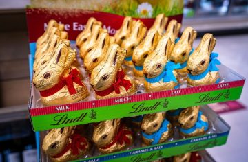 Dráma v supermarkete: Predavač zastavil zlodeja drahých veľkonočných vajíčok, namiesto pochvaly ho vyhodili. Prečo?