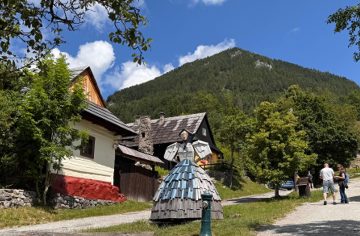 Dá sa viesť normálny život v „turistickej zoo?“ Niektorí obyvatelia Vlkolínca uvažujú o vyškrtnutí zo zoznamu UNESCO