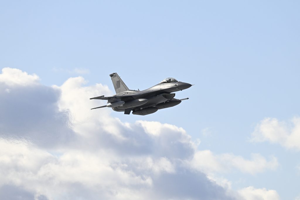 Na budúci týždeň bude Bratislava hostiť obranný a bezpečnostný veľtrh IDEB, ktorý prinesie aj prelet slovenských F-16 nad hlavným mestom.
