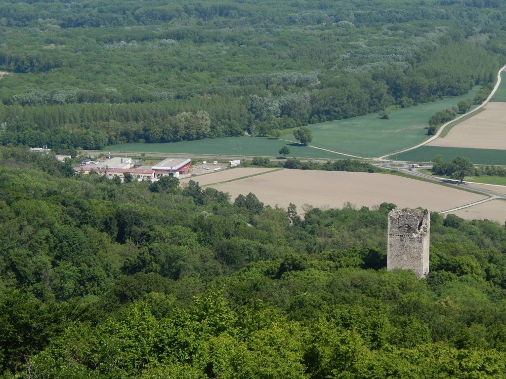 Kúsok za rakúskou hranicou sa pri obci Berg nachádza vyhliadková veža Königswarte, z ktorej je Bratislava ako na dlani.