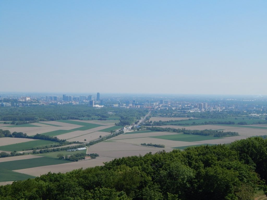 Kúsok za rakúskou hranicou sa pri obci Berg nachádza vyhliadková veža Königswarte, z ktorej je Bratislava ako na dlani.