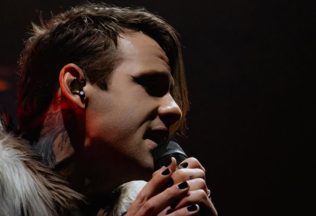 caleb shomo beartooth kapela frontman gay odhalenie vzťahy