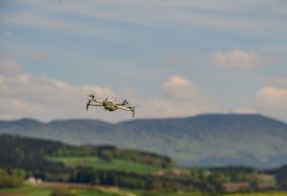 Dron nie je hračka: Neriskujte pokutu aj v tisíckach eur. Pozrite sa, čo všetko musíte splniť pred prvým vzletom