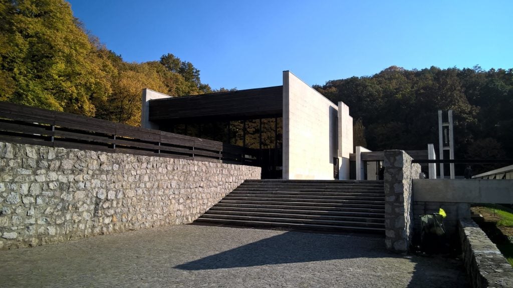 V priebehu 20. storočia vzniklo na Slovensku nespočetne veľa unikátnych a jedinečných stavieb, ktoré dodnes stoja a slúžia.