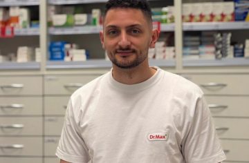 Pani si myslela, že čapíky sa zapíjajú vodou. Slovenský farmaceut nám porozprával vtipné príhody z lekárne