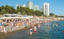pláž ľudia dovolenka opaľovací krém katastrofa otrava mora