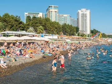 pláž ľudia dovolenka opaľovací krém katastrofa otrava mora