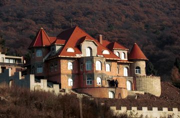 Slovenskí zbohatlíci z 90. rokov chceli žiť ako v Dallase. Podnikateľský barok zmenil tvár slovenských miest a obcí