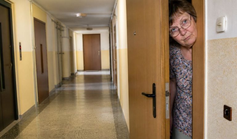 Tiché pravidlá slovenských panelákov, ktoré pozná každý, kto v jednom vyrastal