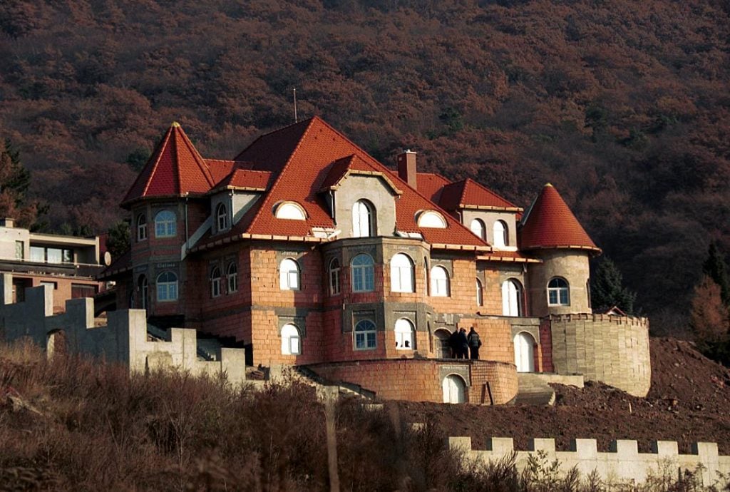 Slovenskí zbohatlíci z 90. rokov chceli žiť ako v Dallase. Podnikateľský barok zmenil tvár slovenských miest a obcí