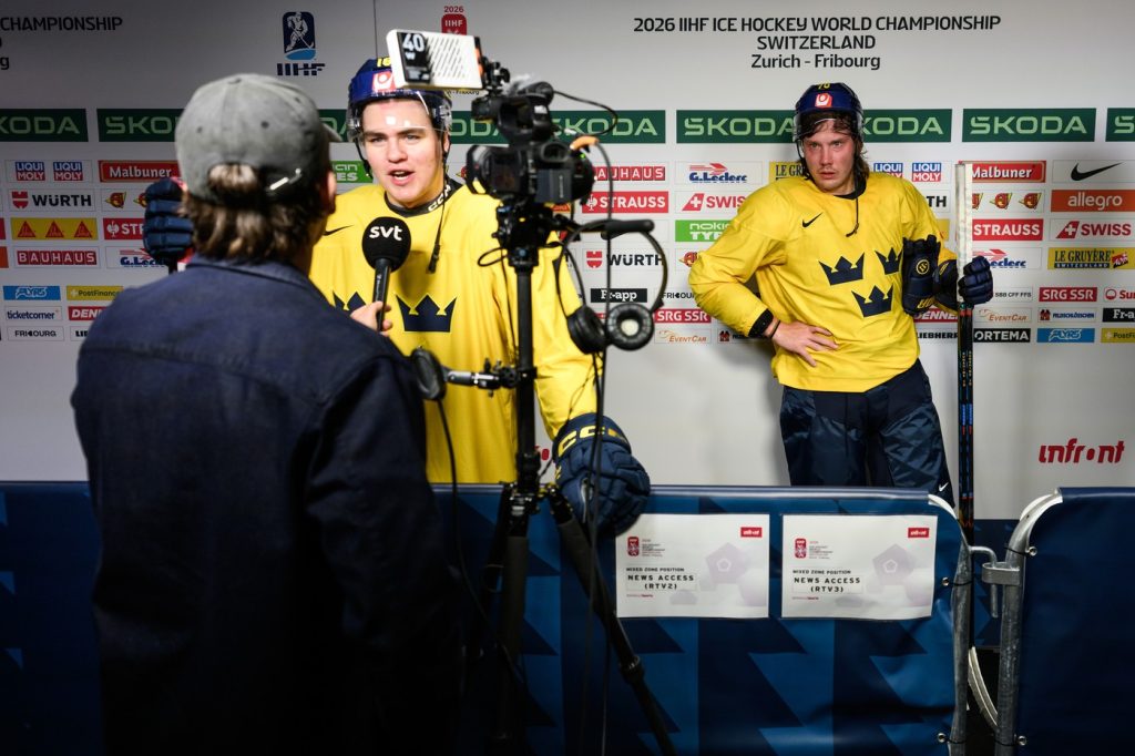 Švédski hráči, ktorí už dorazili do Švajčiarska na MS v hokeji tvrdia, že v meste Fribourg, kde budú hrať aj Slováci cítiť silný zápach.