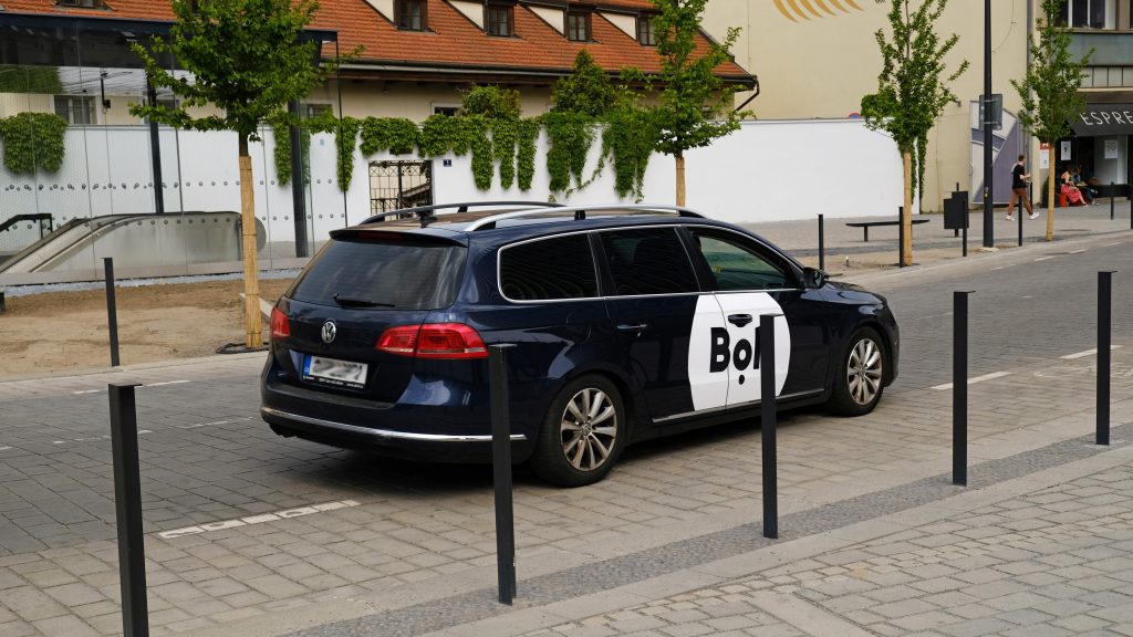 Kuriéri a ďalší pracovníci digitálnych platforiem získajú vďaka zákonu nové postavenie - budú mať nové práva a ochrany.