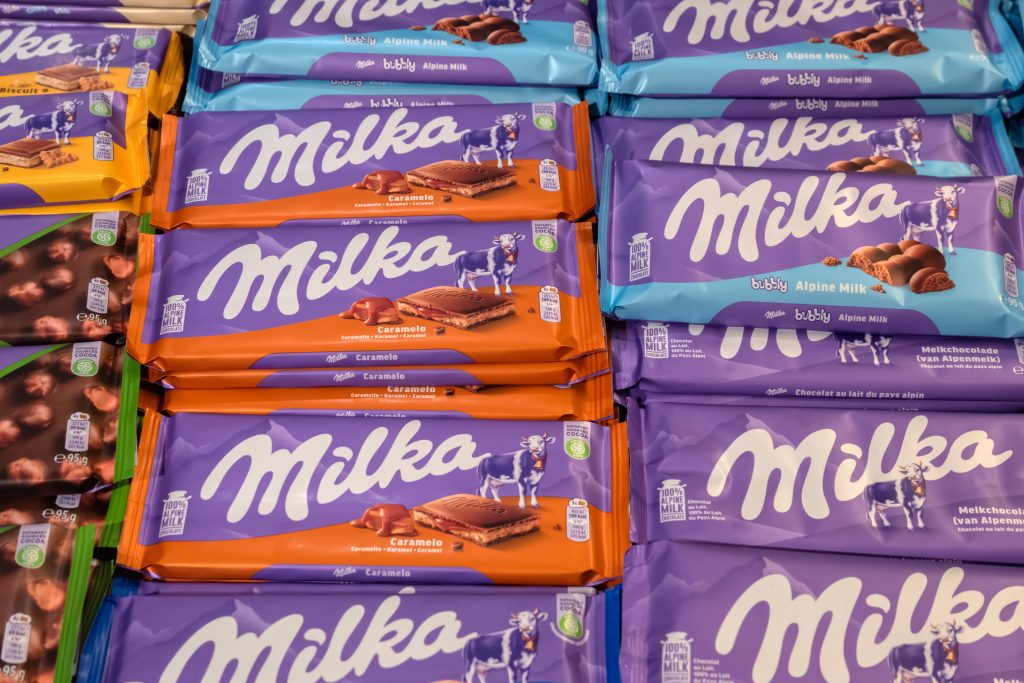 Mondelez, výrobca čokolády Milka, podľa nemeckého súdu používa balenia, ktoré zavádzajú zákazníkov. Nemali by sa používať.