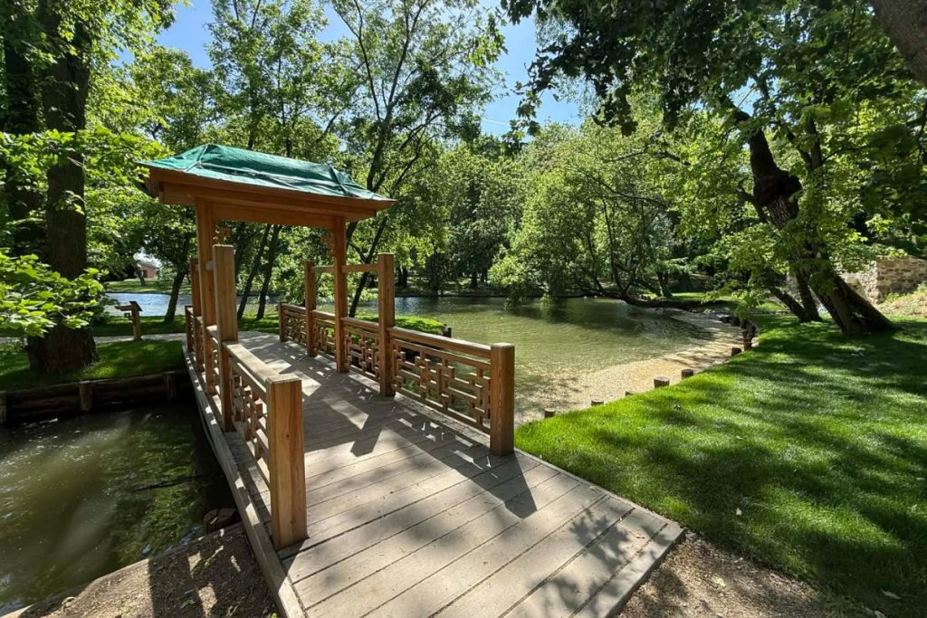 Pri Trnave otvorili nový park a ja som mala pocit, že som sa ocitla v inom svete. Skrýva aj tajomnú jaskyňu s vodopádom