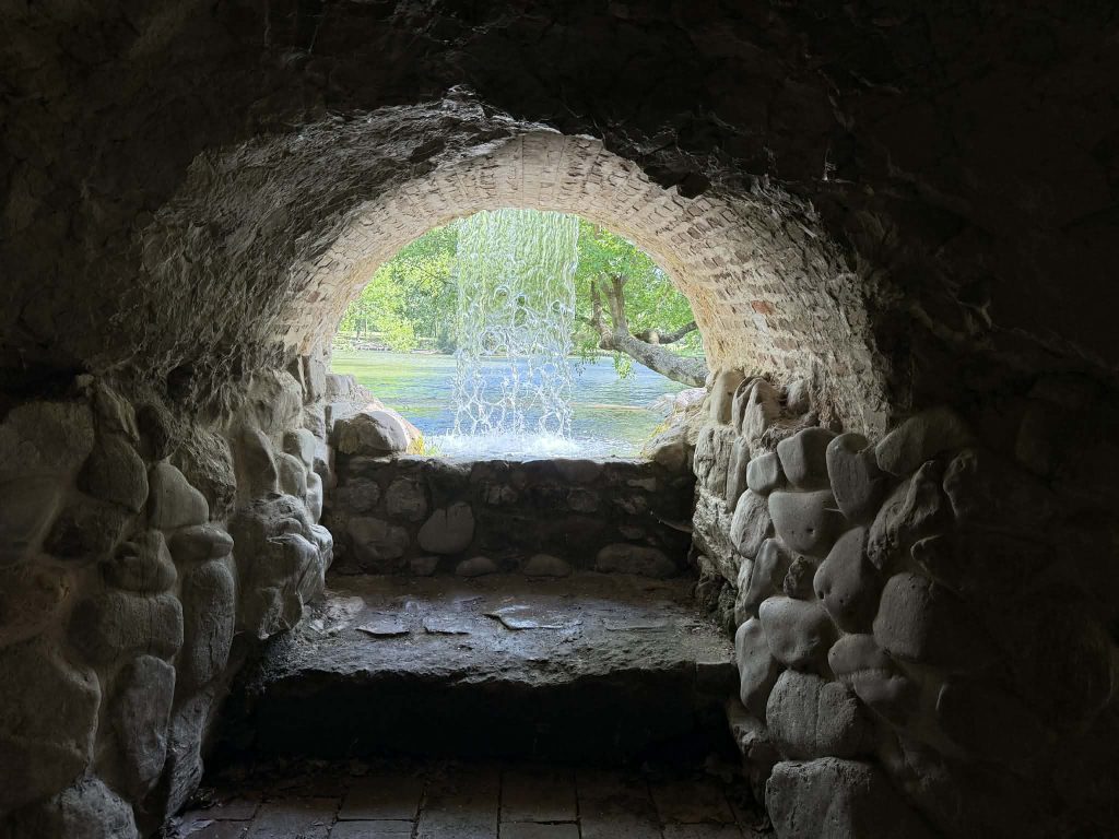 Pri Trnave otvorili nový park a ja som mala pocit, že som sa ocitla v inom svete. Skrýva aj tajomnú jaskyňu s vodopádom