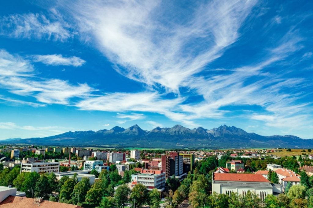 Pivo za len vyše tri eurá a lacné letenky: Zahraničný portál opisuje, prečo si vybrať Tatry namiesto Álp