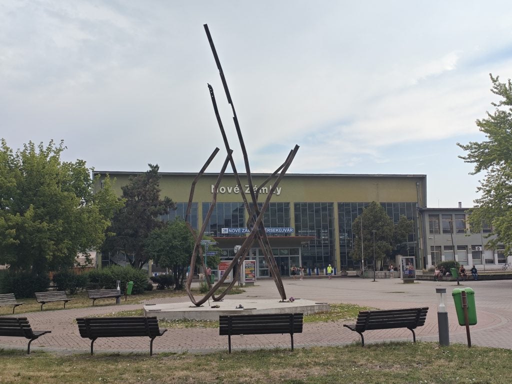 Je to najkrajšia železničná stanica na Slovensku? Národná kultúrna pamiatka sa pýši skvelou architektúrou a krásnym umením