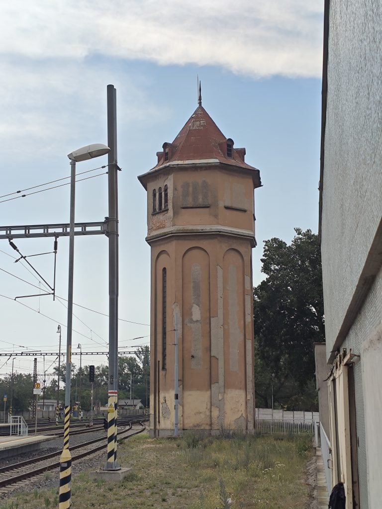 Je to najkrajšia železničná stanica na Slovensku? Národná kultúrna pamiatka sa pýši skvelou architektúrou a krásnym umením
