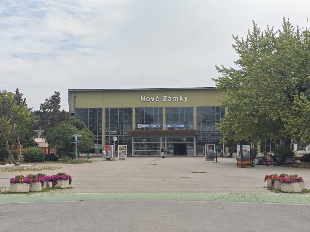 Je to najkrajšia železničná stanica na Slovensku? Národná kultúrna pamiatka sa pýši skvelou architektúrou a krásnym umením