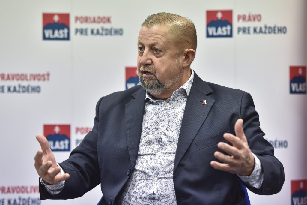 Slovensko je maličká krajina, avšak na jednu komoditu je skutočne bohatá - politické strany a hnutia. Momentálne je ich registrovaných 274.