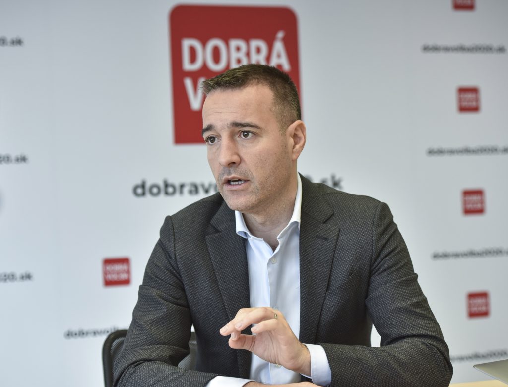 Slovensko je maličká krajina, avšak na jednu komoditu je skutočne bohatá - politické strany a hnutia. Momentálne je ich registrovaných 274.