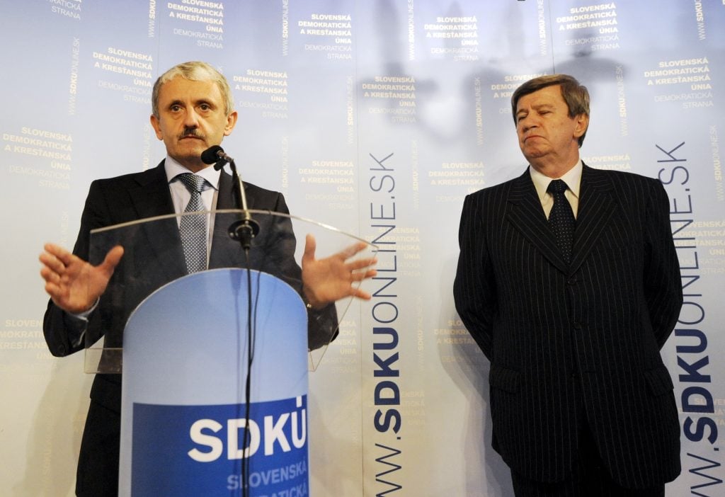 Slovensko je maličká krajina, avšak na jednu komoditu je skutočne bohatá - politické strany a hnutia. Momentálne je ich registrovaných 274.