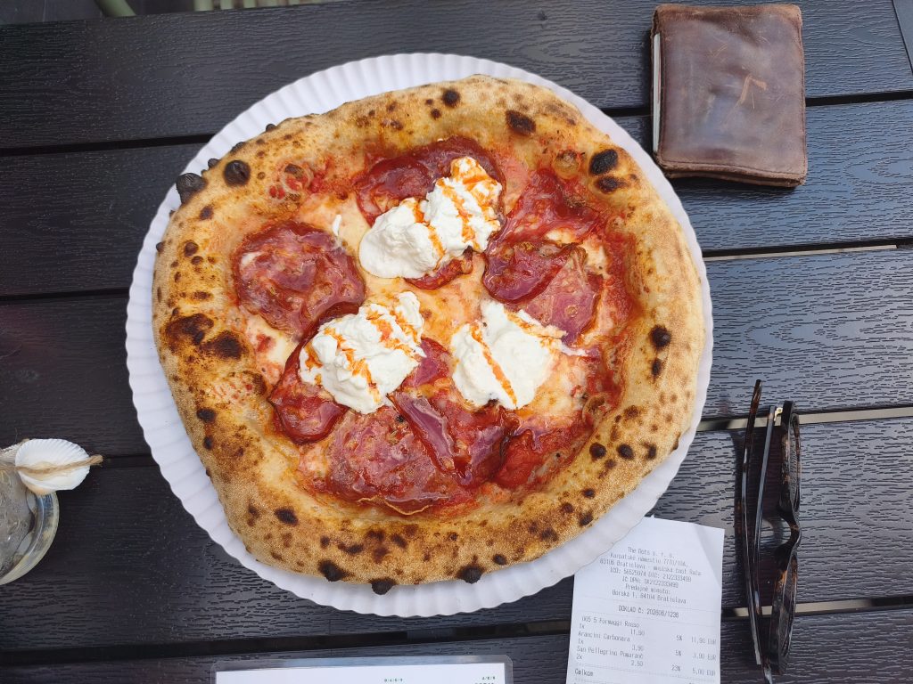 Žeby mala Bratislava nového kráľa pizzerií? Navštívili sme podnik, ktorý ťa odzbrojí sladkou neapolskou pizzou, toto nás prekvapilo