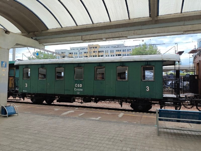 Previezli sme sa cez Bratislavu parným vlakom. Dá sa komfort storočného vozňa porovnávať so súčasnosťou?