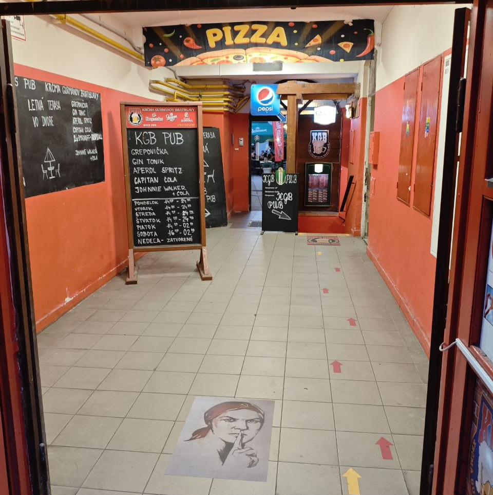 Navštívili sme komunistický retro pub KGB v Bratislave. Okno do minulosti ťa čaká priamo na Obchodnej