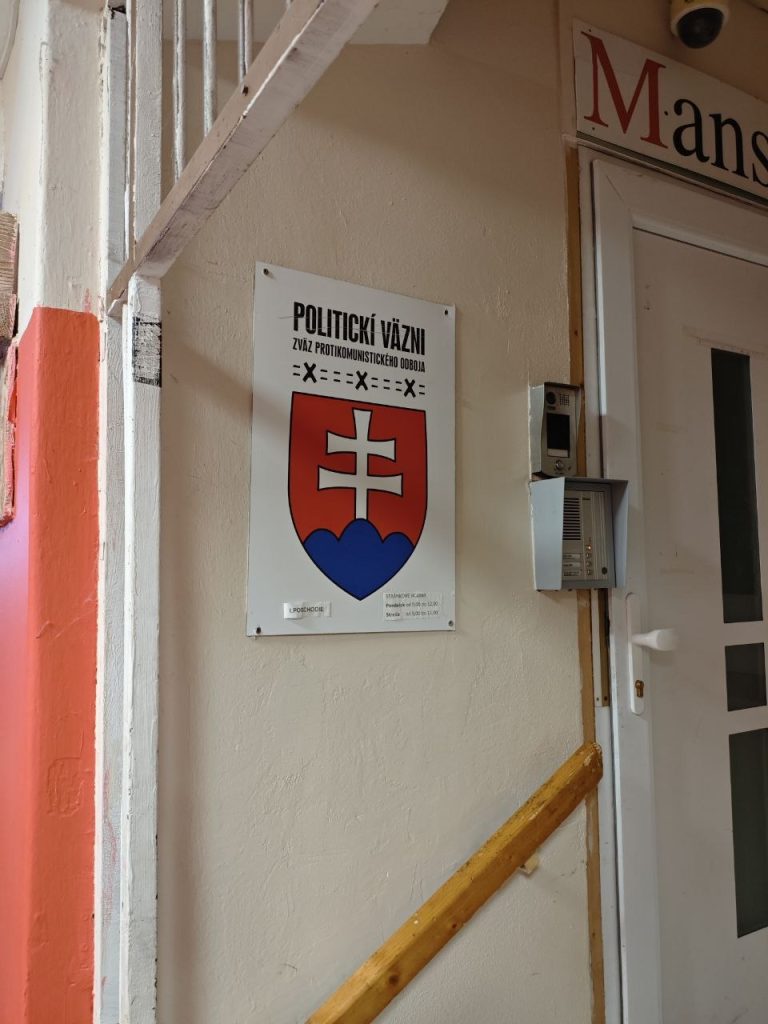 Navštívili sme komunistický retro pub KGB v Bratislave. Okno do minulosti ťa čaká priamo na Obchodnej