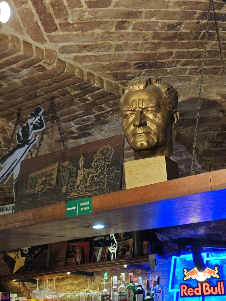 Podnik KGB (Krčma Gurmánov Bratislavy) je unikátne miesto na Obchodnej ulici. Vnútornú výzdobu tvoria komunistické exponáty.
