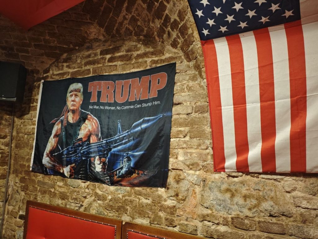 Navštívili sme komunistický retro pub KGB v Bratislave. Okno do minulosti ťa čaká priamo na Obchodnej