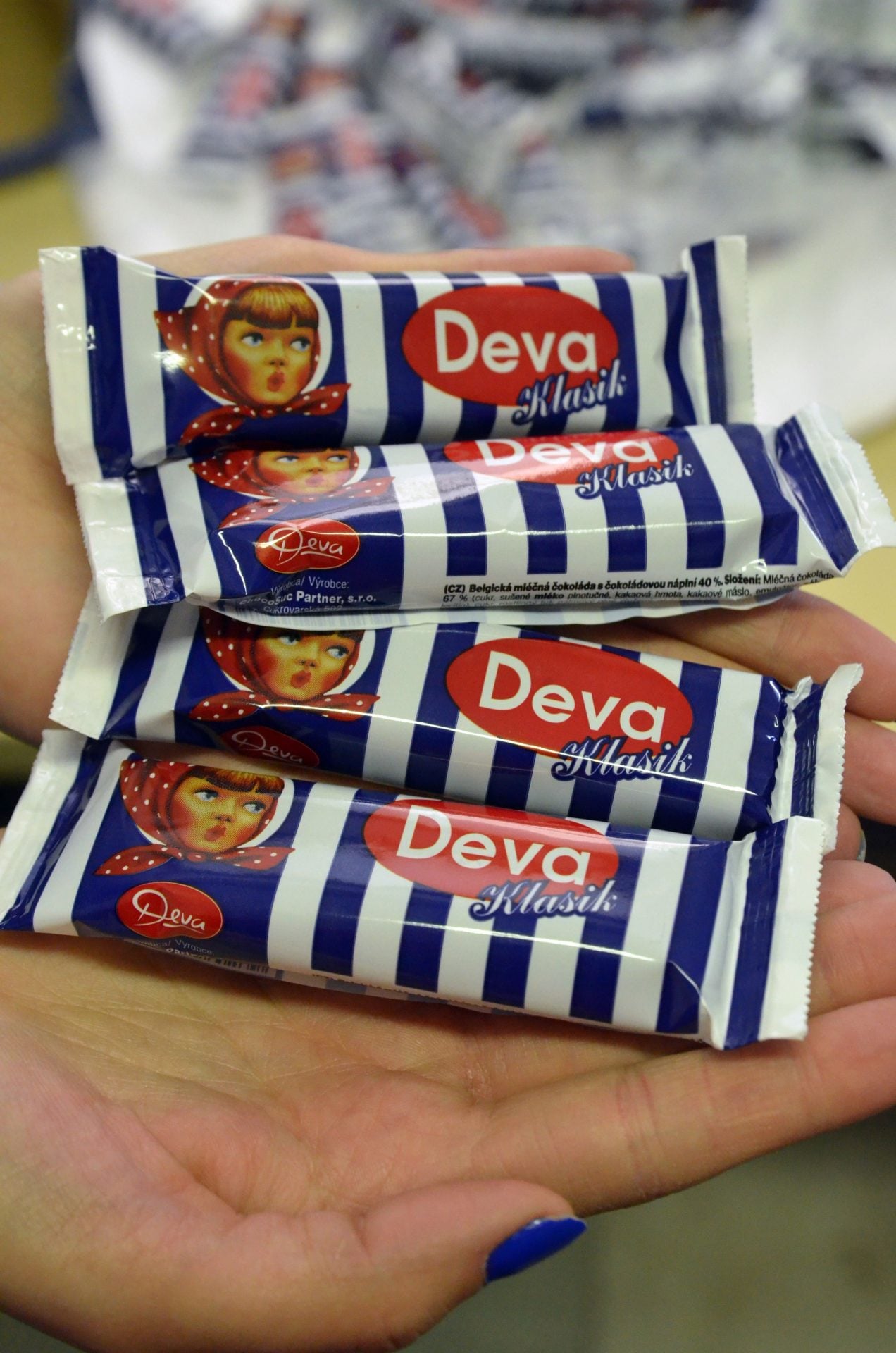 Obľúbená slovenská čokoláda Deva šokovala dramatickou zmenou dizajnu. Novinku kritizujú laici aj odborníci.