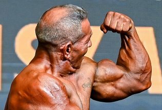 adam cibuľa kulturistika za mrežami športovec legenda