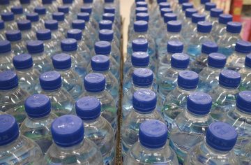 Kontrolóri sťahujú z predaja obľúbenú pitnú vodu. Obsahuje baktérie, ktoré môžu poškodiť organizmus