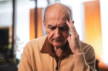 Dôchodca poctivo priznal príjem zo zálohovania fliaš. Úrady ho za to okamžite potrestali