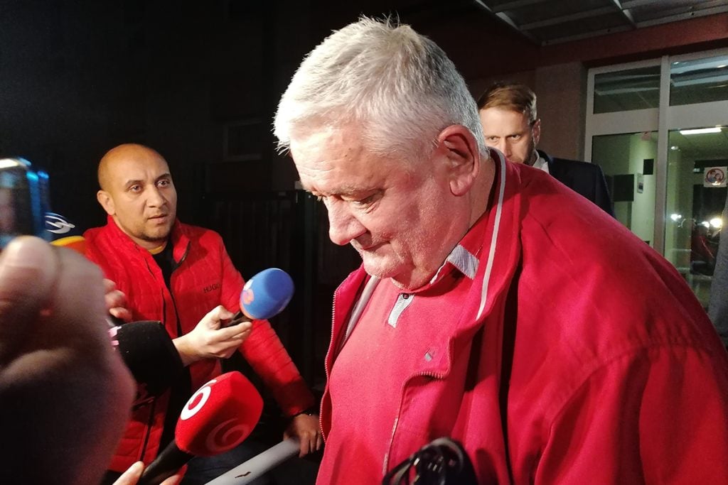 Bývalý predseda SNS Ján Slota sa dnes dozvedel o rozhodnutí Najvyššieho súdu SR v prípade jeho odvolania voči trestu za nepriamu korupciu.