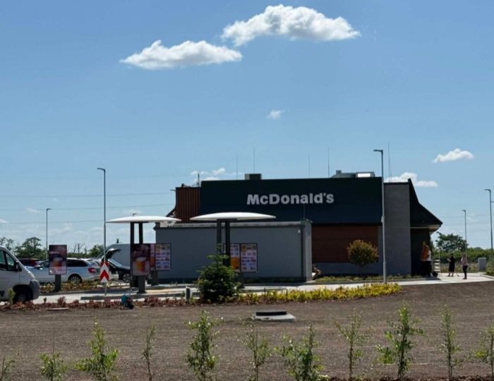 Po desaťročí klebiet a sľubov prišiel zlom. V tomto slovenskom meste otvoria už zajtra prvý McDonald’s