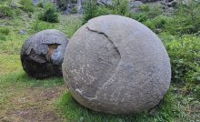 megoňky kamenné gule pole dinosaurie vajcia fantázia