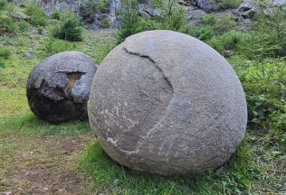 megoňky kamenné gule pole dinosaurie vajcia fantázia