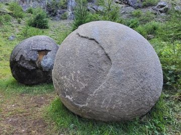 megoňky kamenné gule pole dinosaurie vajcia fantázia