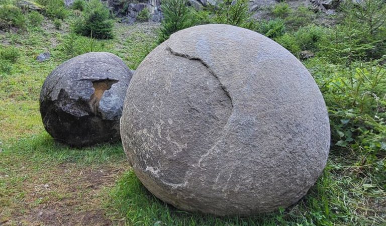 megoňky kamenné gule pole dinosaurie vajcia fantázia
