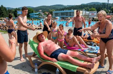 Rodinka s lepeňákmi aj ujo červený ako rak. Tieto typy ľudí zaručene stretneš pri návšteve kúpaliska