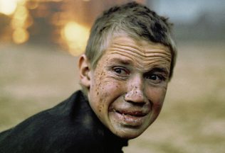 poď a pozeraj sa come and see film hrôzostrašný horor vojnový film rusko