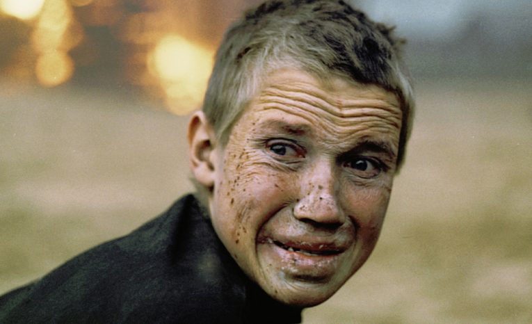 poď a pozeraj sa come and see film hrôzostrašný horor vojnový film rusko