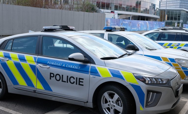 polícia zlý psychický stav maniak škola zásah