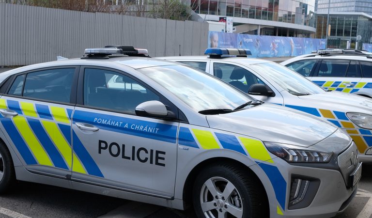 polícia zlý psychický stav maniak škola zásah