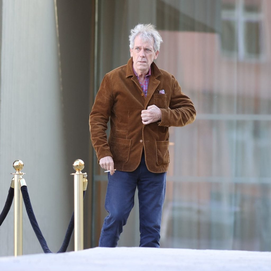 Britský herec a hudobník Hugh Laurie bol videný v Prahe. Jeho návšteva zrejme súvisí s natáčaním nového seriálu.
