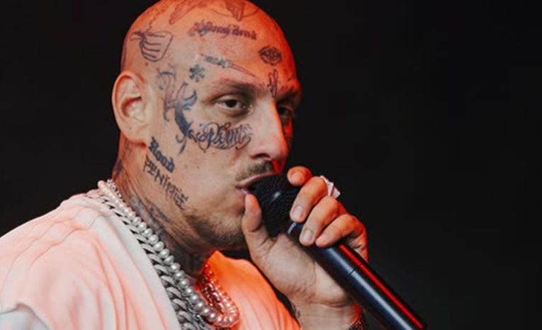 separ konflikt lenočka hip hop žije kontroverzia plešatý úchyl